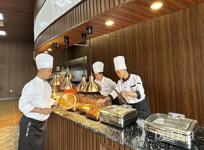 Master Chef Phạm Tuấn Hải - Phó Tổng giám đốc chuỗi Nhà hàng New Century kiểm tra các món ăn